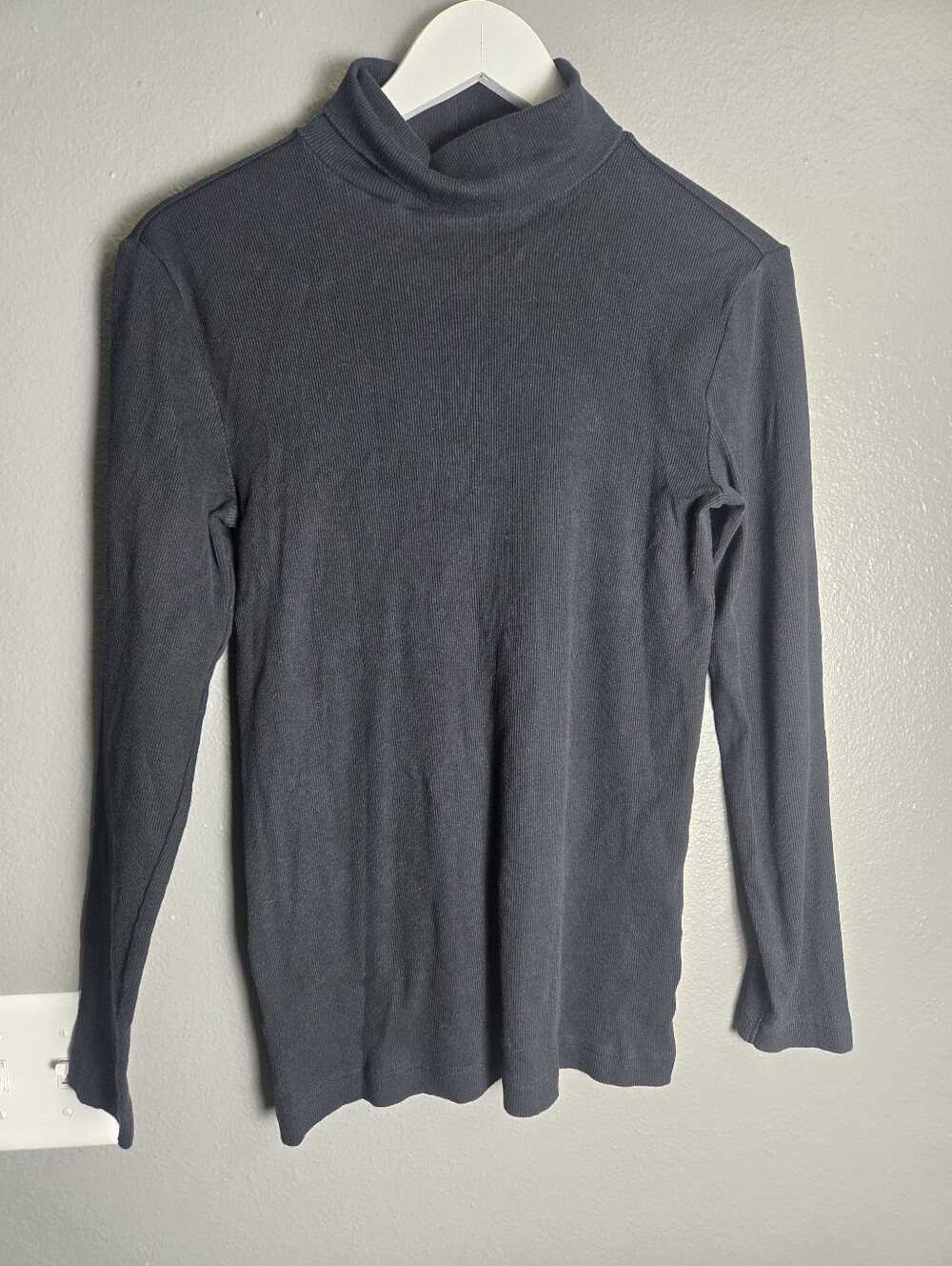 Eddie Bauer Black Long-Sleeve Ribbed Turtle Neck Top Size Medium